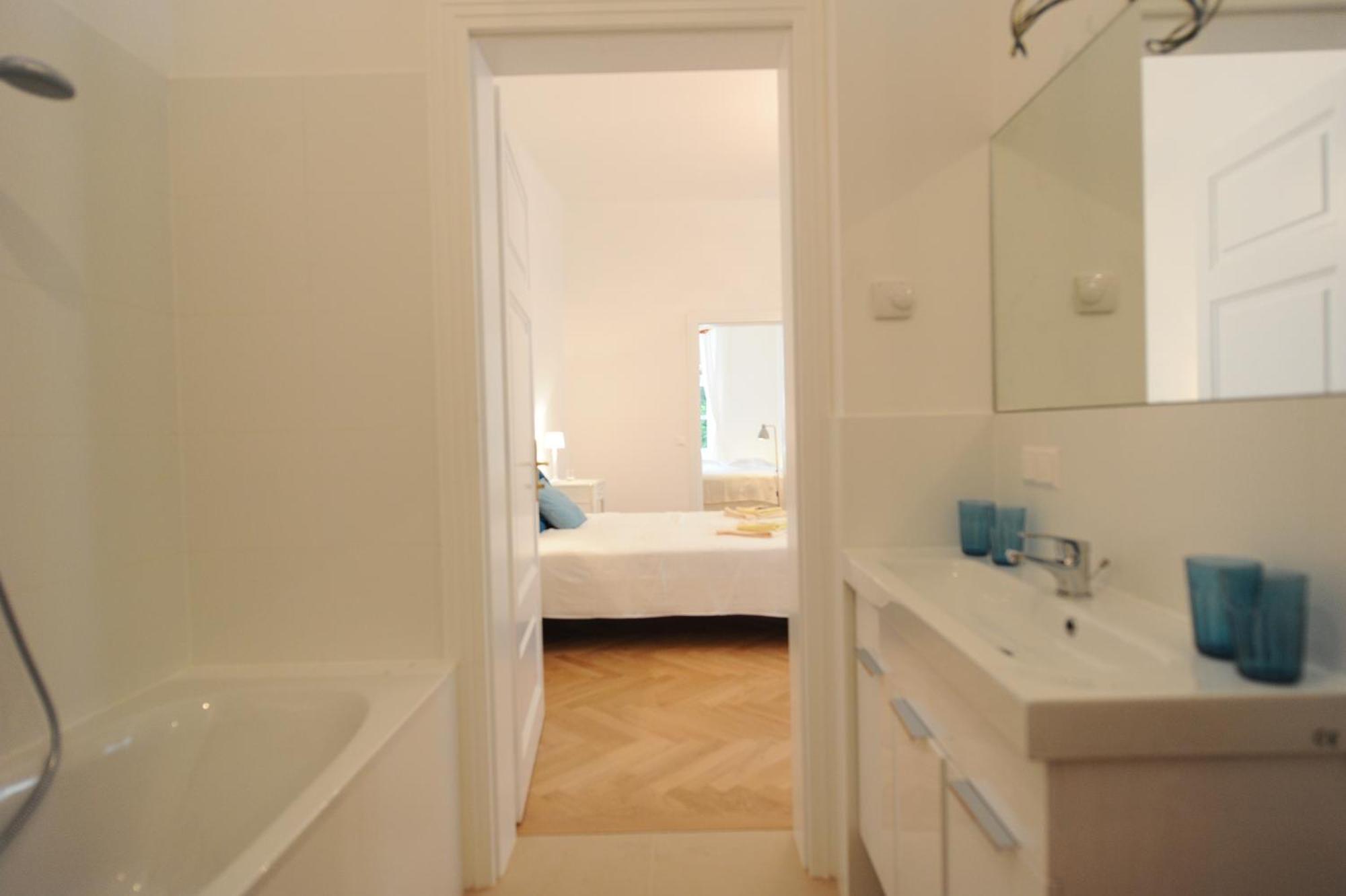 Brand New - - Quiet - 14 * Wien